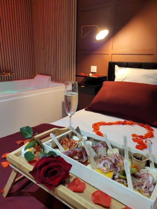 Nuit D'Evasion Love Room Avec Baignoire Balneotherapie Toulon Eksteriør bilde