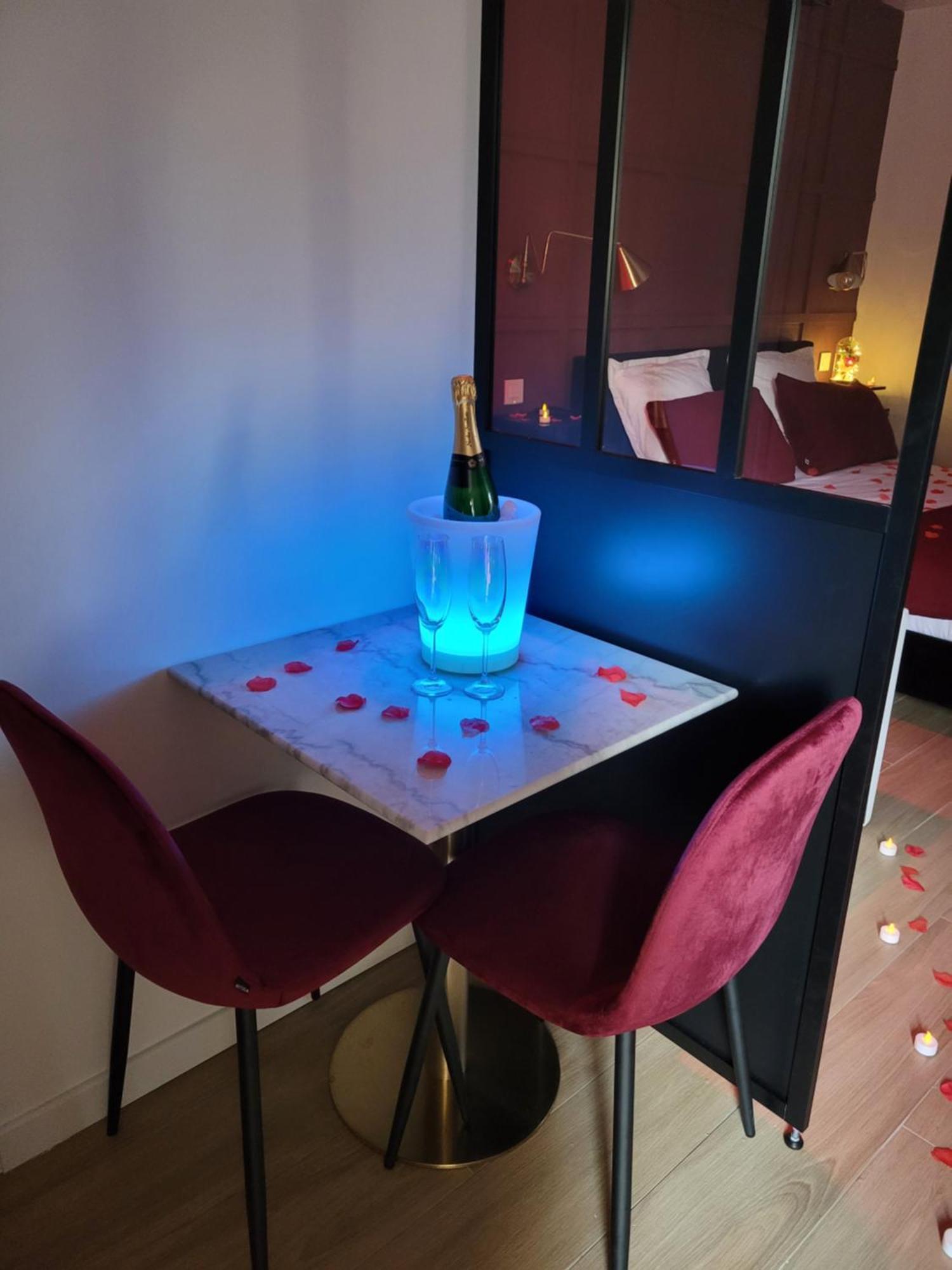 Nuit D'Evasion Love Room Avec Baignoire Balneotherapie Toulon Eksteriør bilde